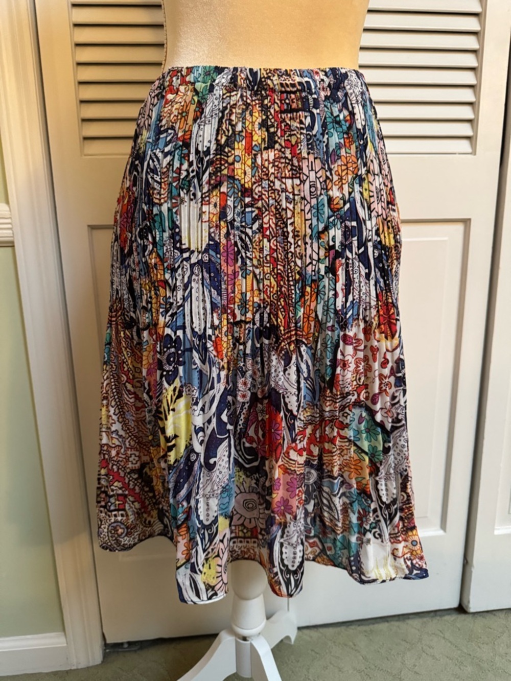 Multicolor Pleated Floral Print Midi Skirt size Large by Spease